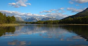 Der See Storfjorden an einem schönen Sommertag.
