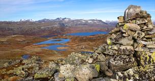 Aussicht von dert Tyinstølsnøse über Fjell und Seen zu den spitzen Gipfeln des Hurrunganemassivs.