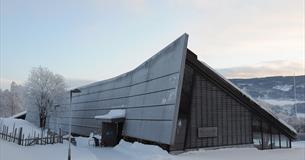 Valdres Folkemuseum på en kald, men lys vinterdag.
