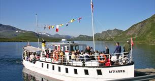 M/B Bitihorn ligger til kaia ved Bygdin