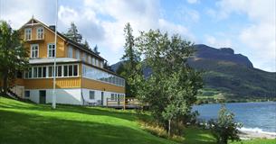 The Sommerhotell in Vang is located on the shore of Lake Vangsmjøsa.