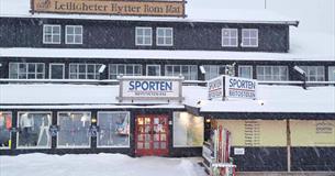 Sportsbutikk fra utsiden i snøvær