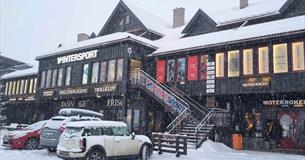 Intersportbutikk fra utsiden i snøvær