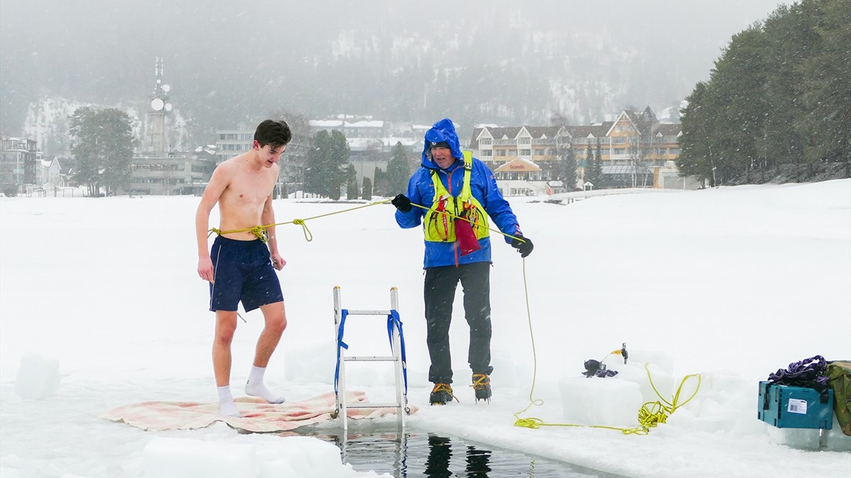 Isbading i Strandefjorden med DNT ung - Velg Valdres