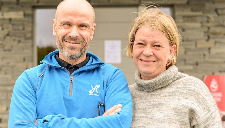 Peter Hatcher er kokk og dagleg leiar på Syndinstøga og syter for topp lokal servering. Anne Live Garvik er prosjektleiar for Huga på gard.|