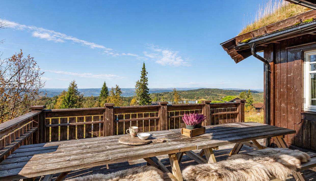 Terrasse utenfor hytta med flott utsikt.