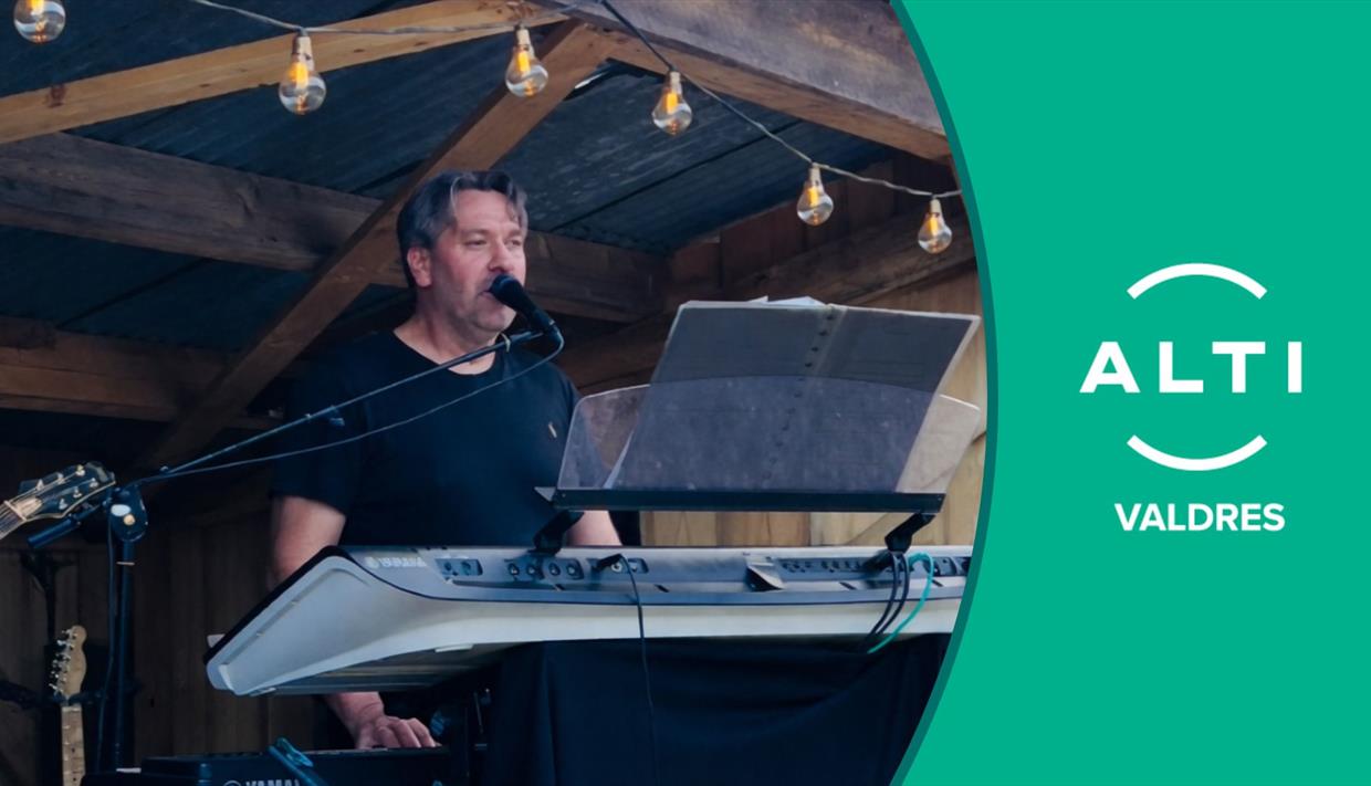 Bilde av Steinar på keyboard, mens han synger. 
Alti Valdres sin logo er limt inn.