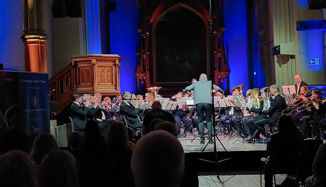 Viser Valdres Brassband på en tidligere konsert
