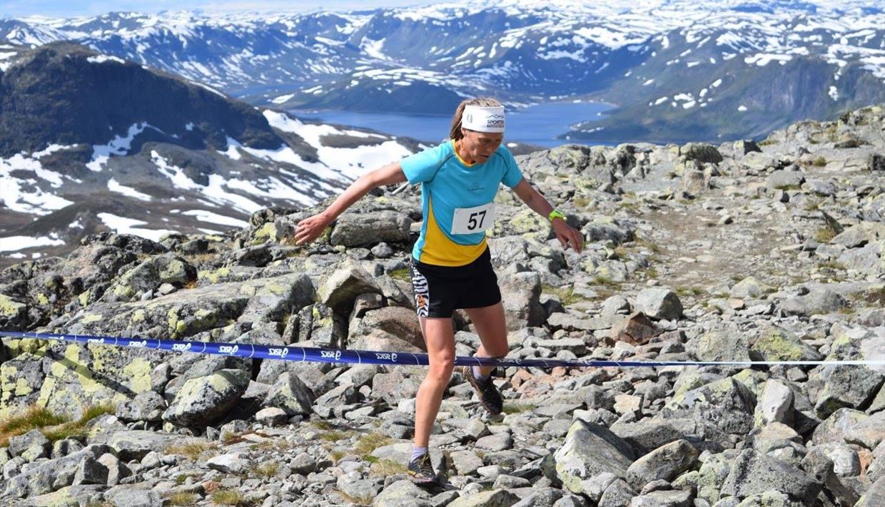 Deltaker som løper oppover mot Bitihorn.