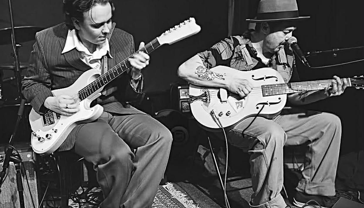 To karer som klimprer blues på gitarene sine.