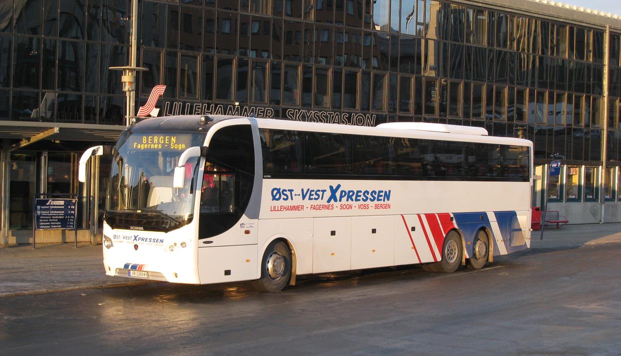 Ekspressbuss mellom Lillehammer, Fagernes, Sogndal og Bergen.