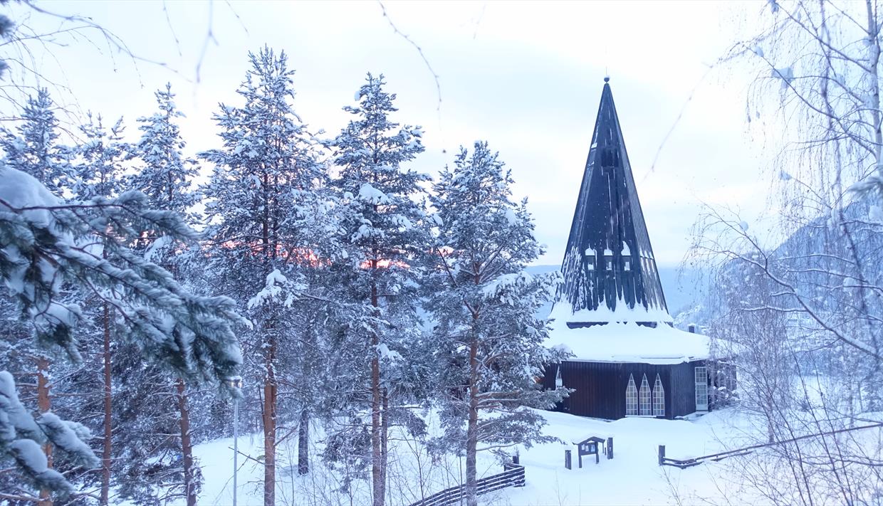 Tingnes kirke i snø