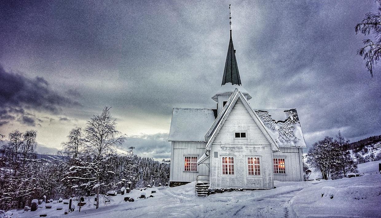 Skrautvål kyrkje med snø