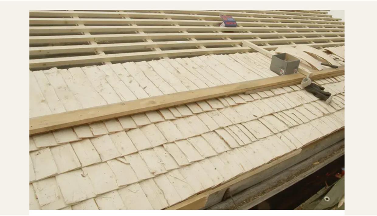 Illustrasjonsbilde. Viser et tak som tettes med flis.