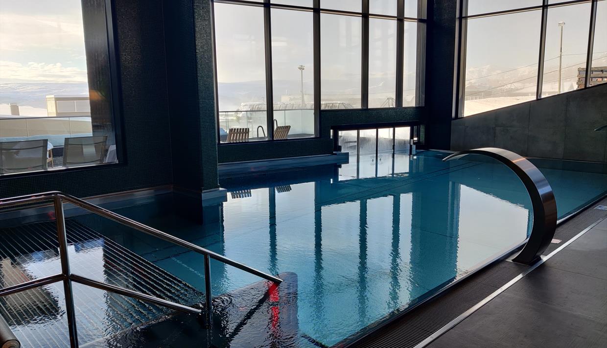 Bassenget på Ridderbadet med utsikt mot Jotunheimen