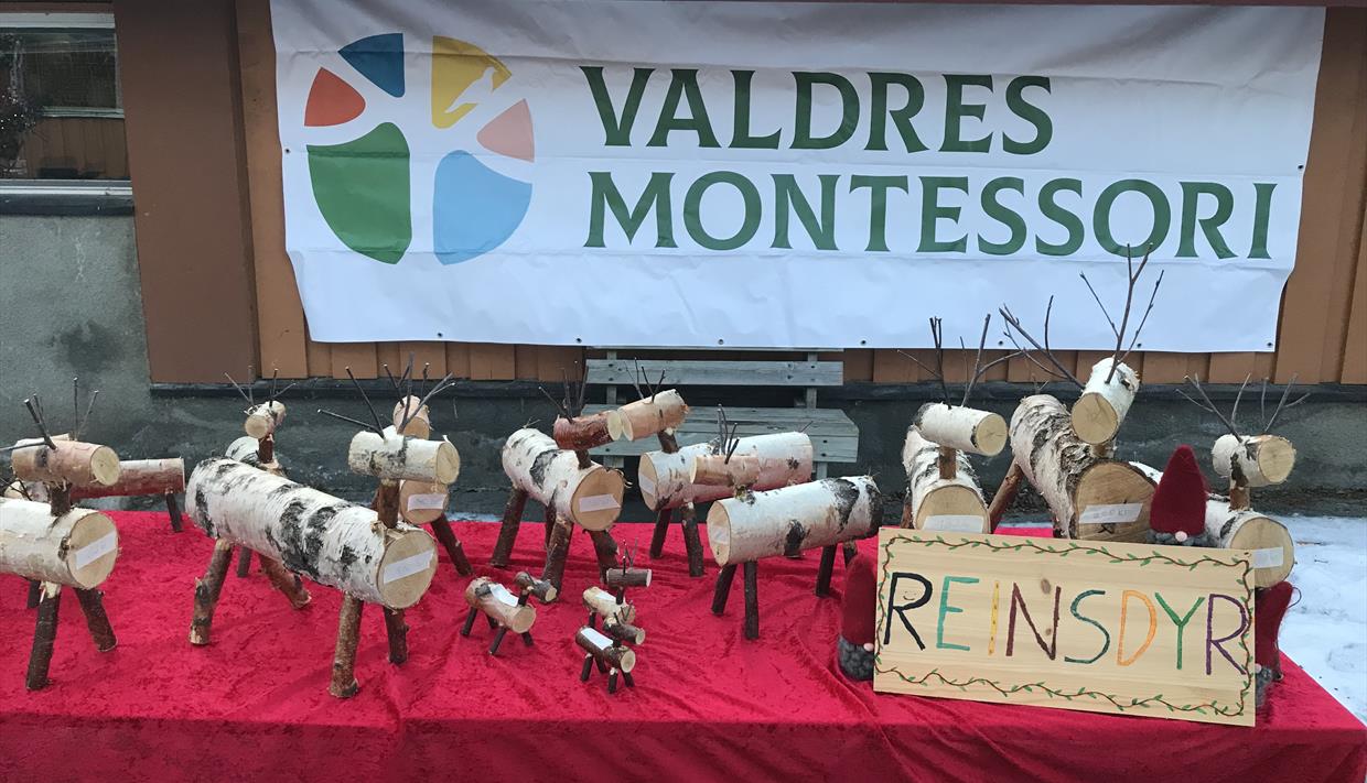 Utstilling av reinsdyrfigurer laget av bjørk.