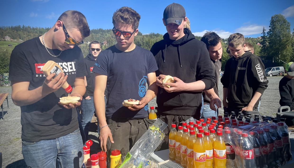 Traktorinteressert ungdom møtes til mat og hygge