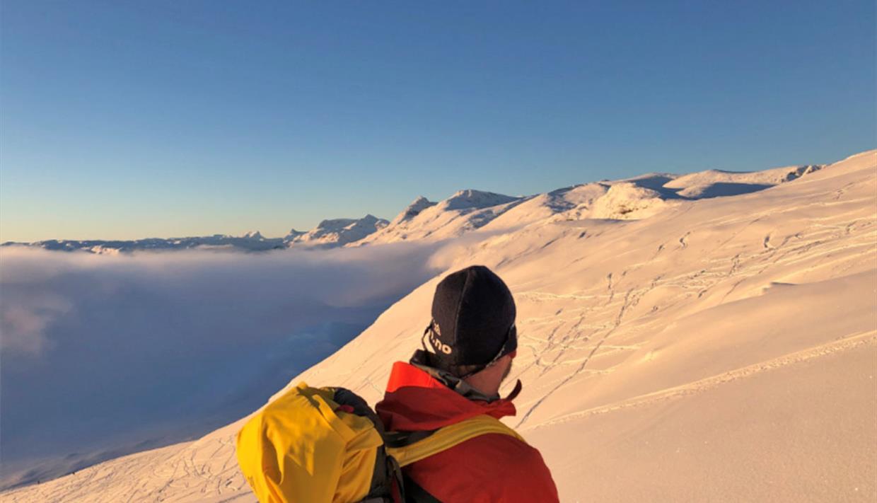 Nydelig utsikt på vinterfjellet.