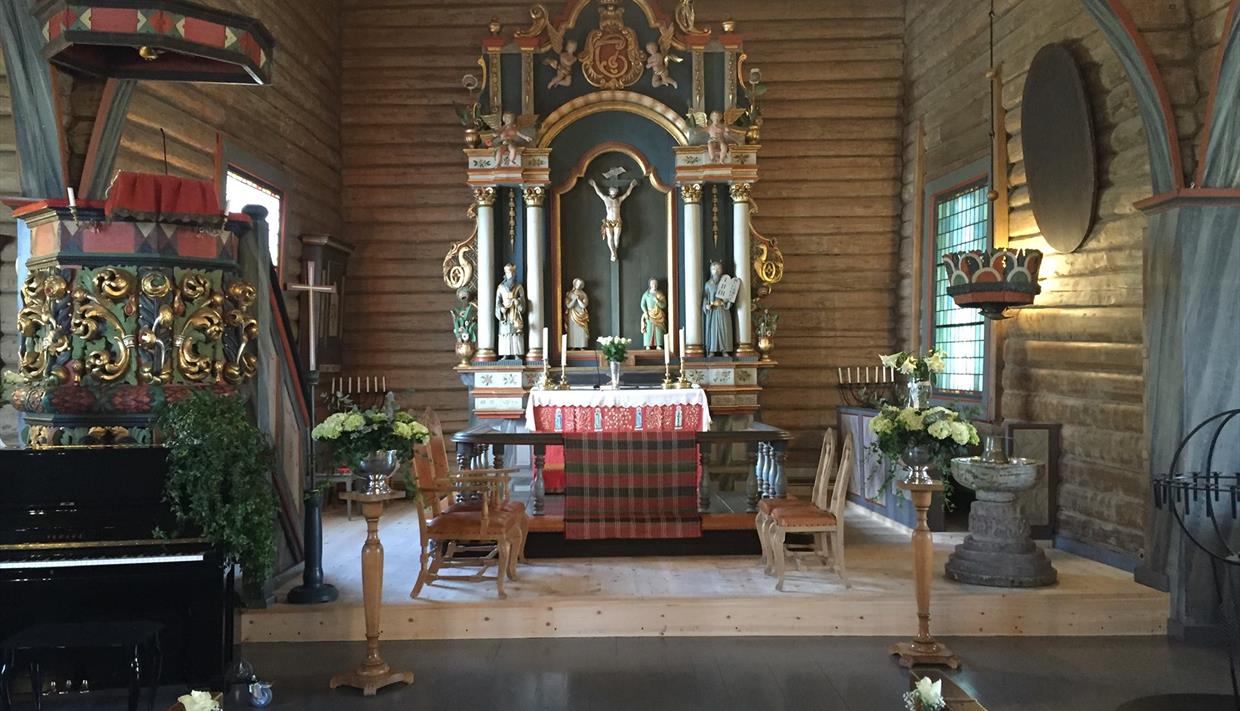 Inne i Aurdal kirke