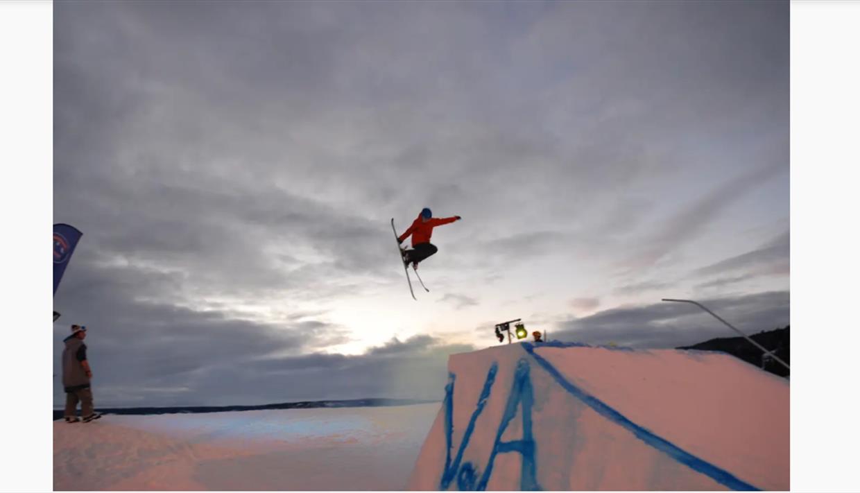 En person som gjør et triks på et stort hopp i luftig svev