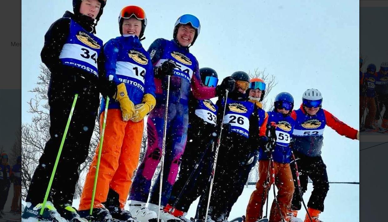 Direktøren oppstilt sammen med utfordrerne.