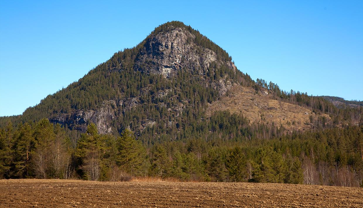 Puttekollen med blå himmel i bakgrunn