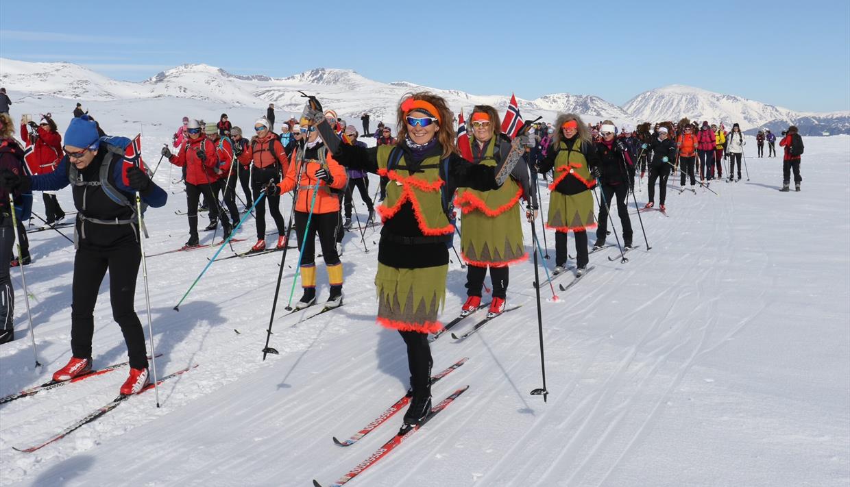 Rjuper som står oppstilt til start. Noen av dem har kledd seg ut.