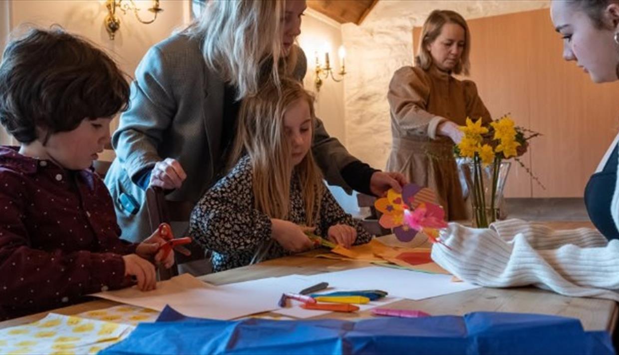 Barn som lager påskepynt