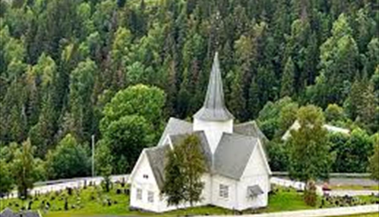 Oversiktsbilde Skrautvål Kirke