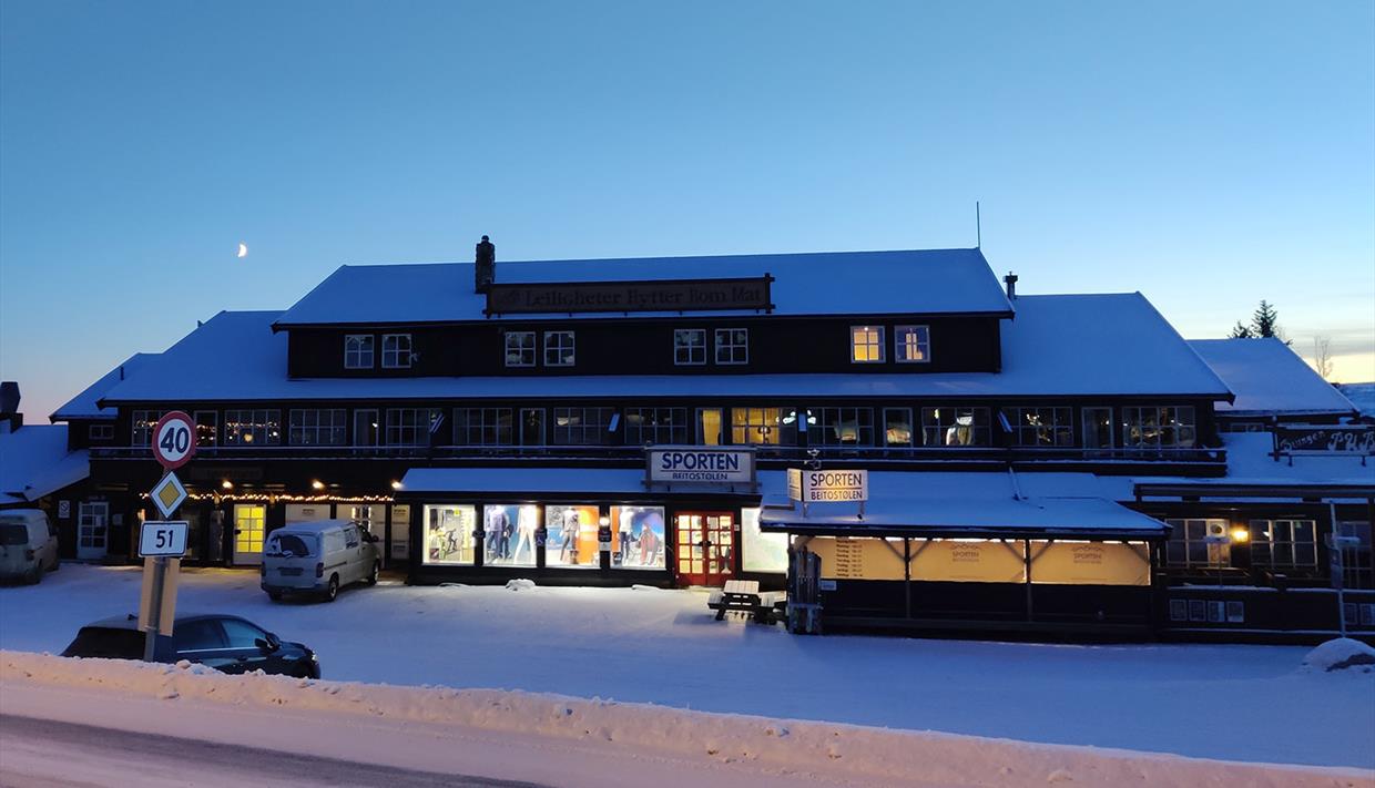 Das Sportgeschäft Sporten Beitostølen in der Blauen Stunde im Winter