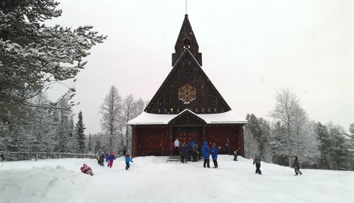 Tisleidalen kirke med barn og snø