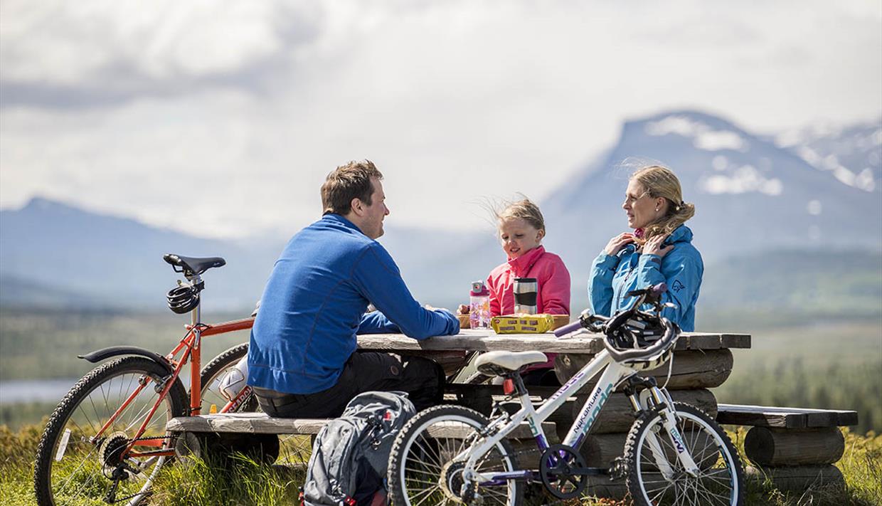 Pause under sykkelturen med utsikt til Skogshorn i bakgrunnen.