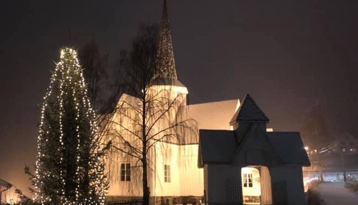 Aurdal kirke med juletre
