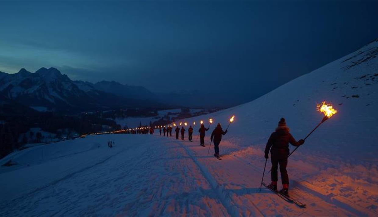KI-generert bilde av fakkeltog i fjellheimen