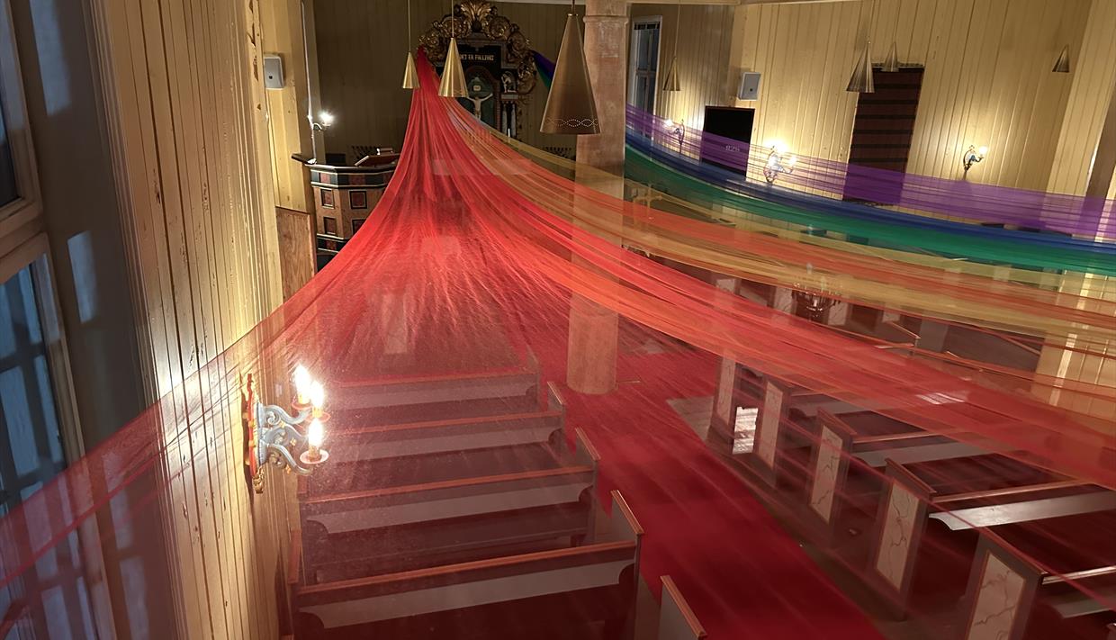 Strand kirke pyntet til Regnbuemesse 2024