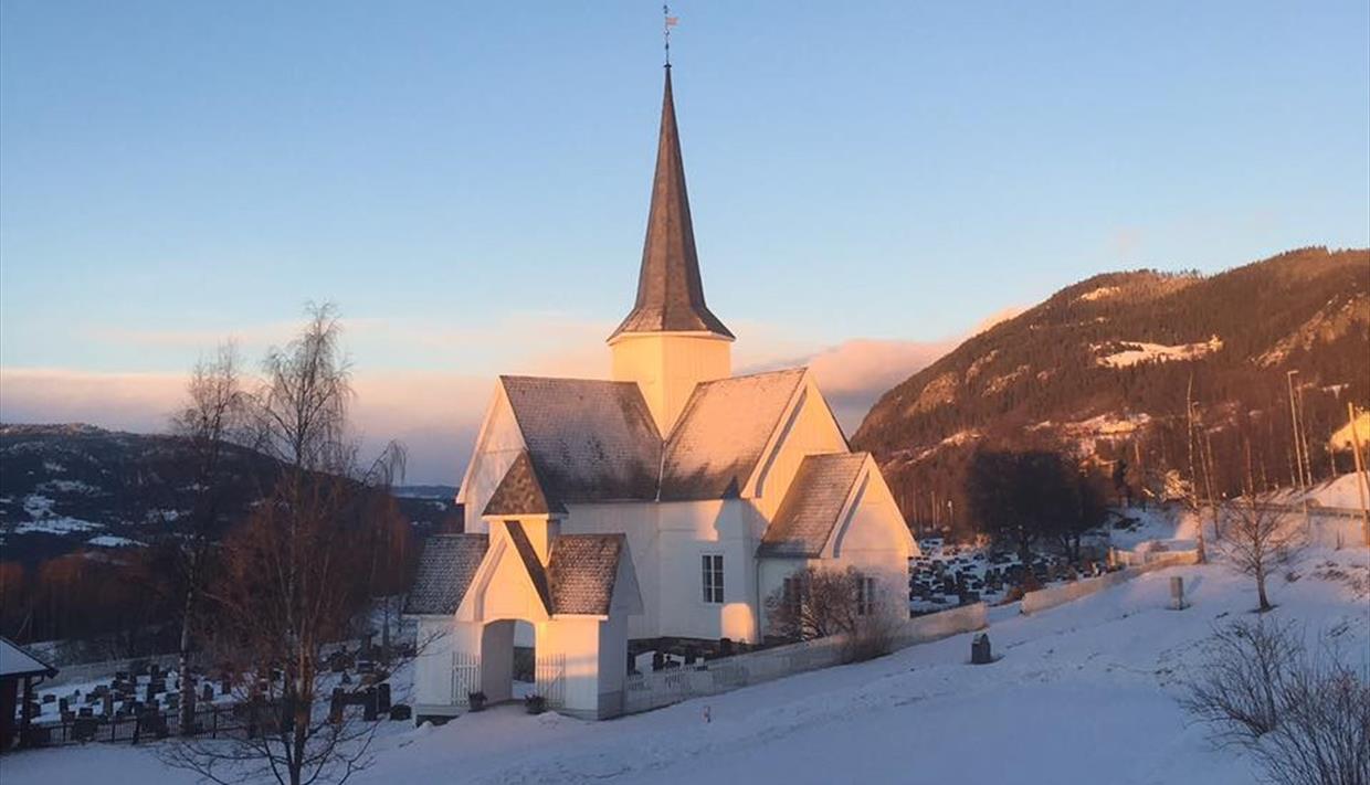 Aurdal kirke med snø