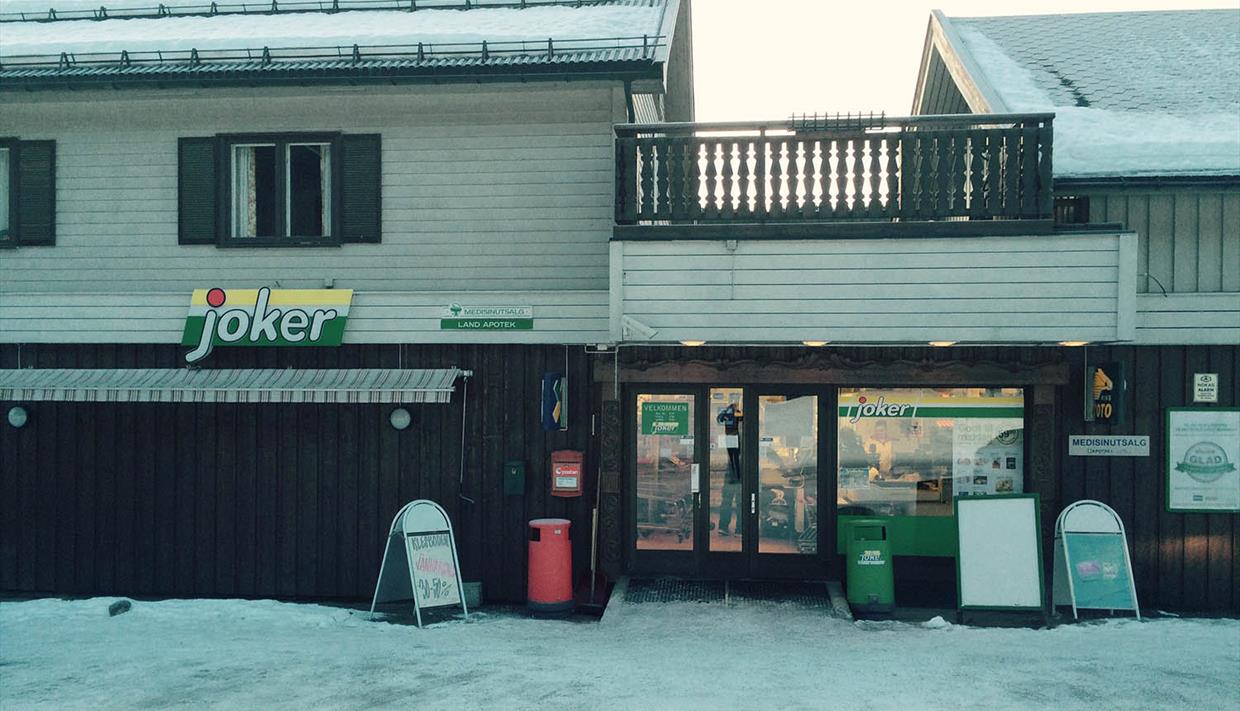 Utvendig bilde av en bygdebutikk fra Joker om vinteren