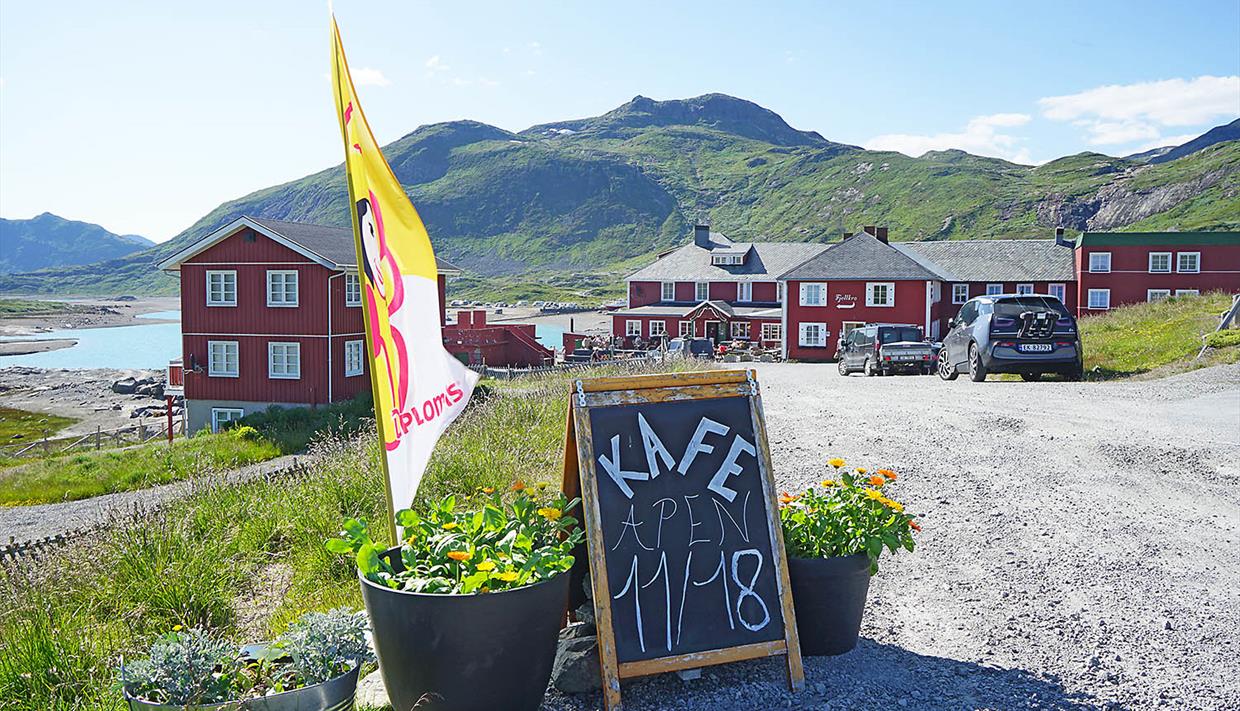 Rødmalt trehotell i fjellandskap