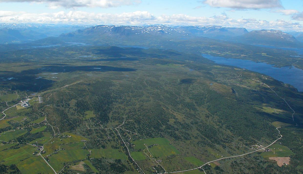 Luftfoto over Golsfjellet. Veien som fører rundt fjellet ses godt. Langs denne går sykkelturen "Golsfjellet rundt".