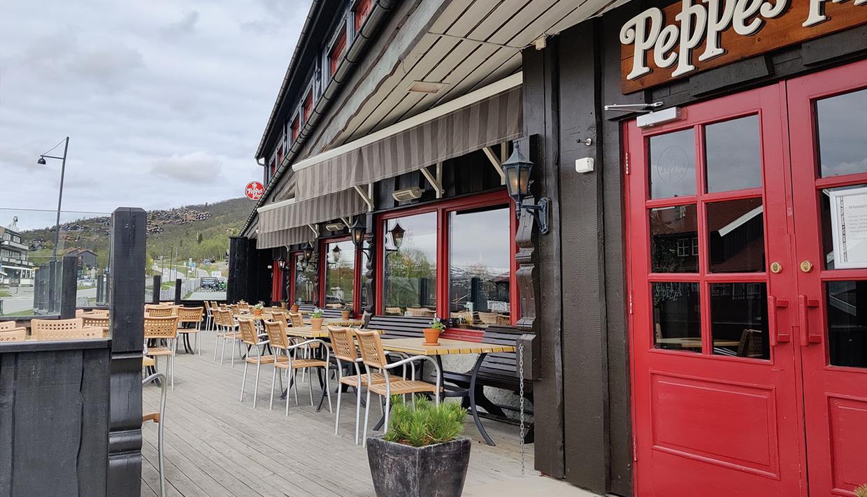 the sunny outside sitting area of Peppes Pizza at Beitostølen