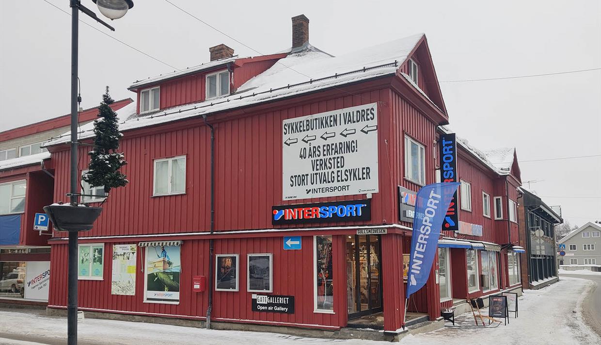 Intersportgeschäft in einem roten Holzgebäude im Winter