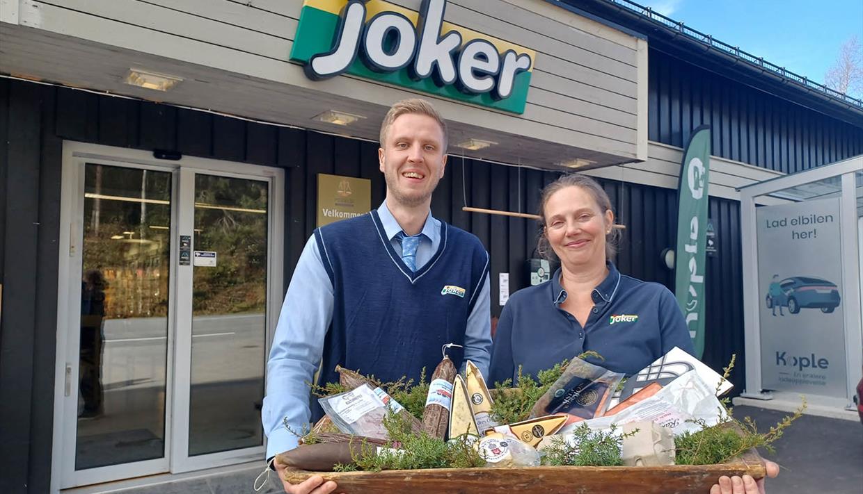 Driverne av Joker Etnedal med et fat som bugner av lokalmat