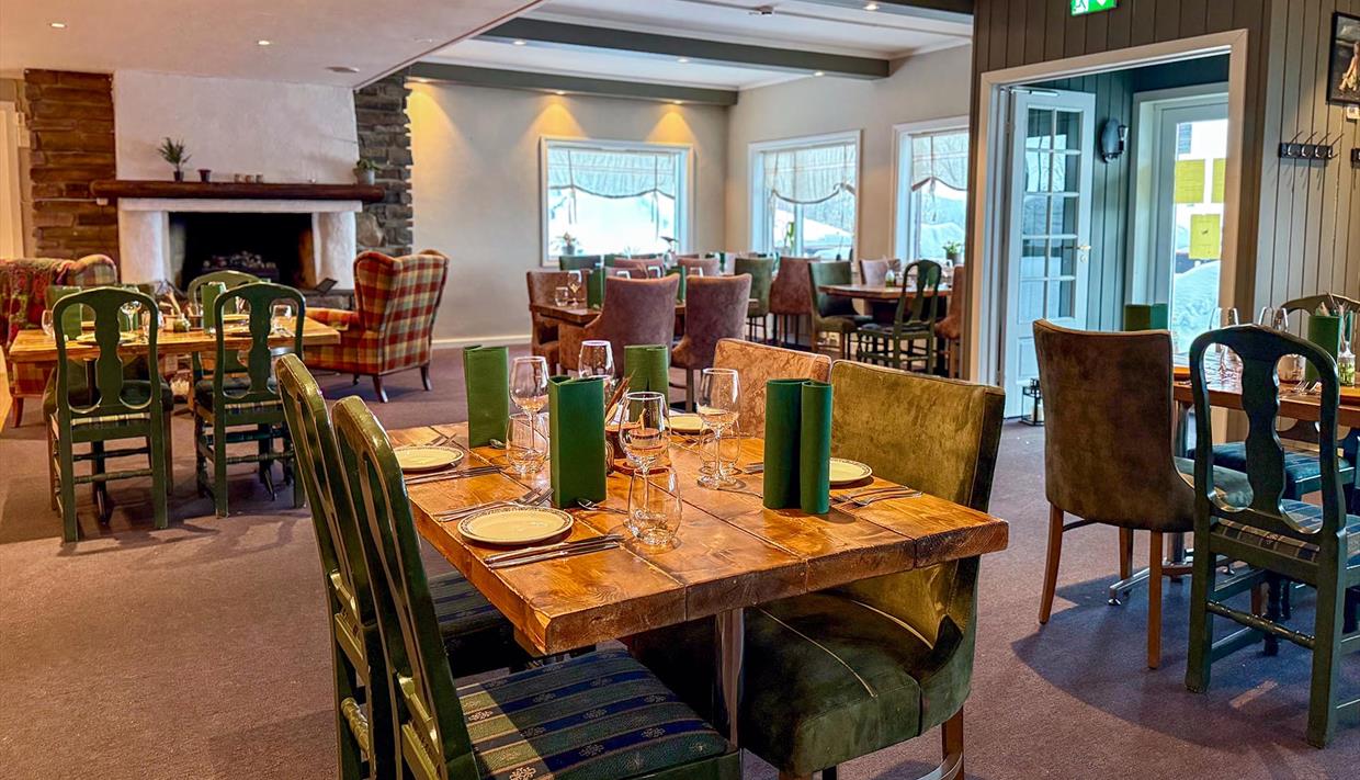 Stilvoll und einladend eingerichtetes Restaurant mit gedecktem Tisch