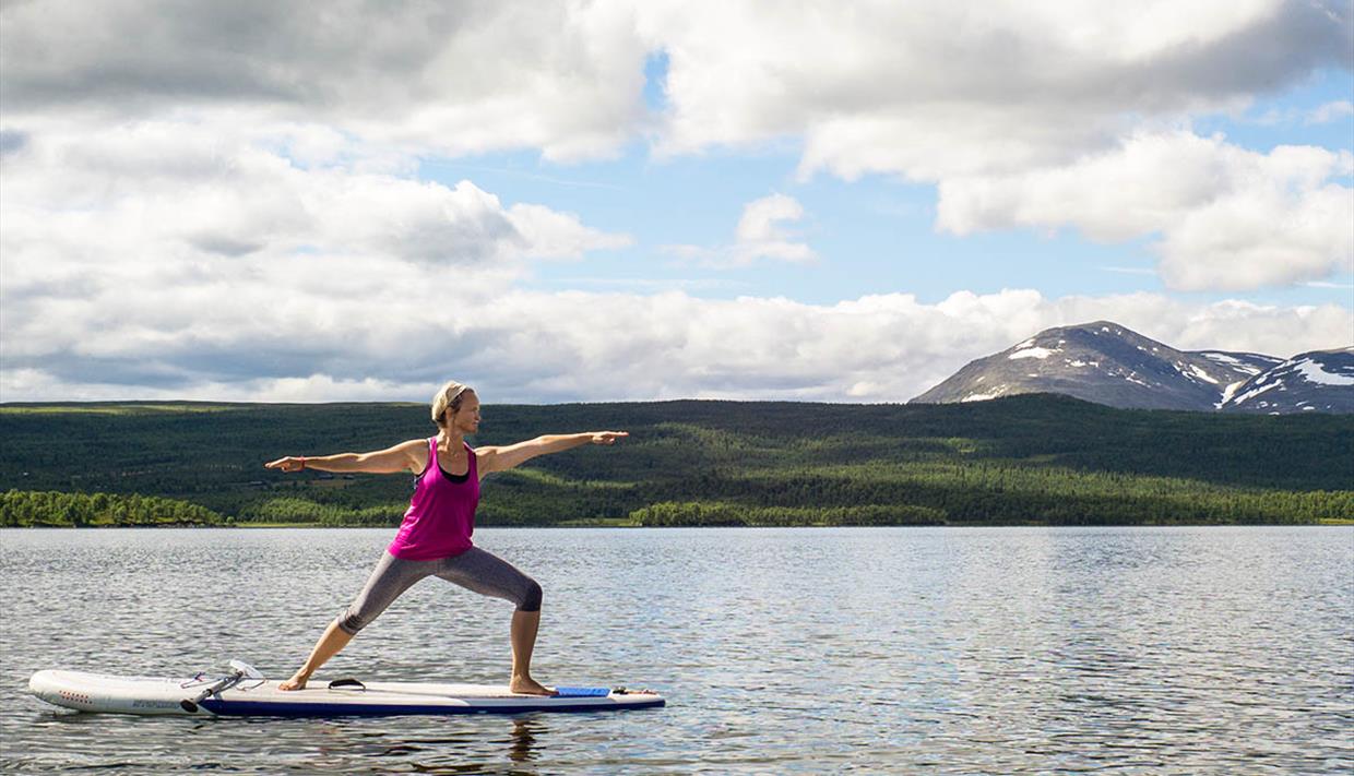 Yoga på SUP-brett i vakre omgivelser