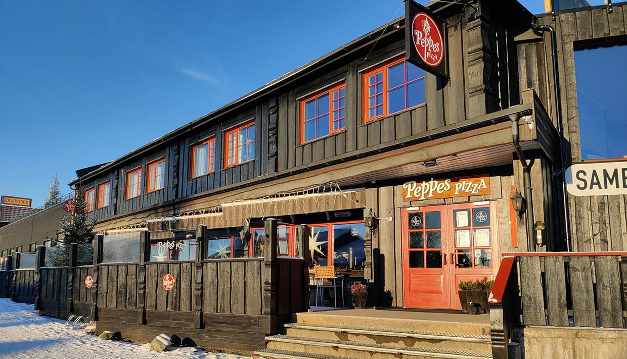 Peppes Pizza in Beitostølen im Wintersonnenschein