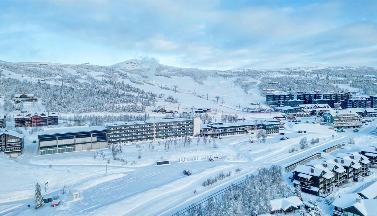 Viser Beito Resort Hotel med skibakken i bakgrunn