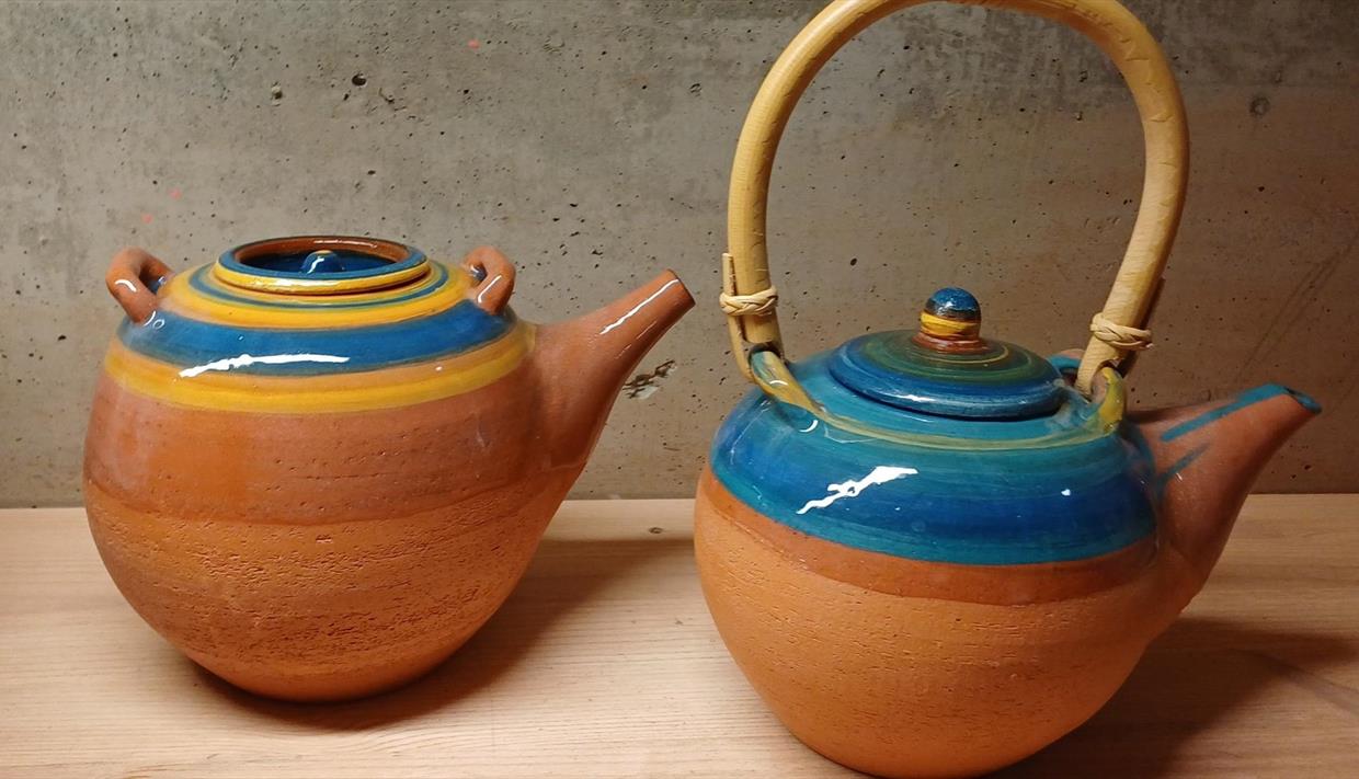 Tepotter laget av keramikk. Farge: blå og oransje