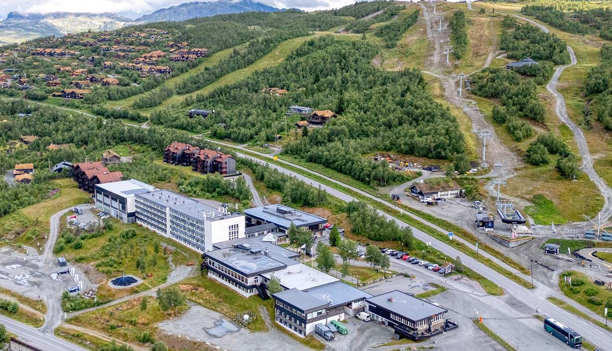 Luftaufnahme eines Hotels in einem Bergdorf