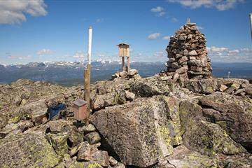 Toppvarden og trepostkasse på Gilafjell