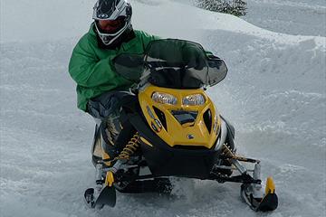 Snøscooter på bane